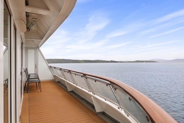 HX Hurtigruten Expeditions, MS Spitsbergen, Expedition Suite MX, Credit - Espen Mills.jpg